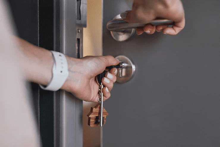 Imagem pessoa abrindo porta de casa