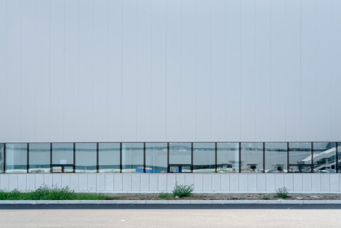 imagem de muro de vidro com finalizado com esquadrias de alumínio