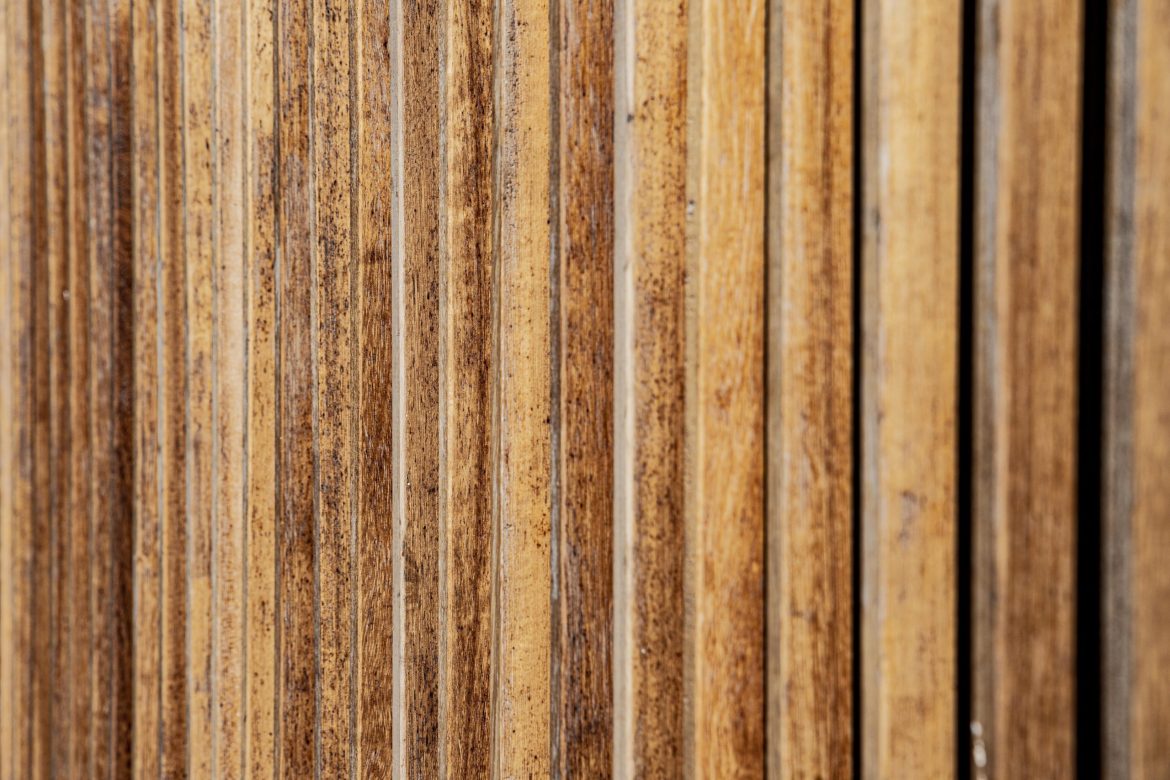 A imagem mostra um exemplo de tipos de madeira para perfil amadeirado.