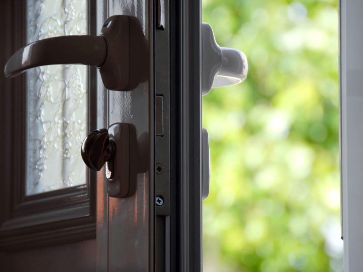 Portas de alumínio: dicas de montagem e manutenção