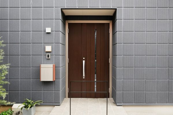 A imagem mostra um exemplo de uma porta ACM pivotante.