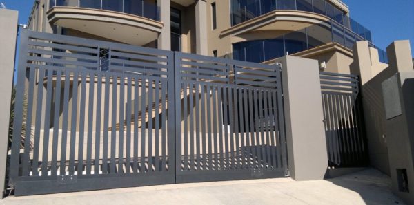 casa com portão de alumínio